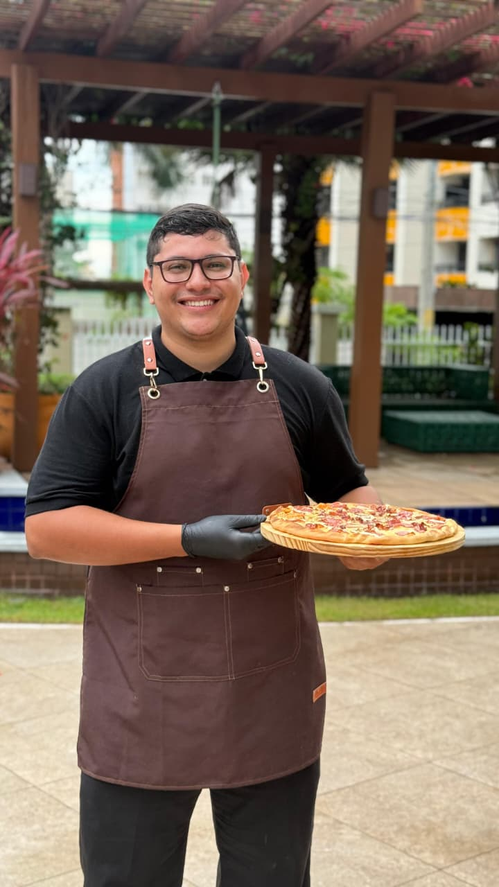 Pizzaiolo preparando pizza