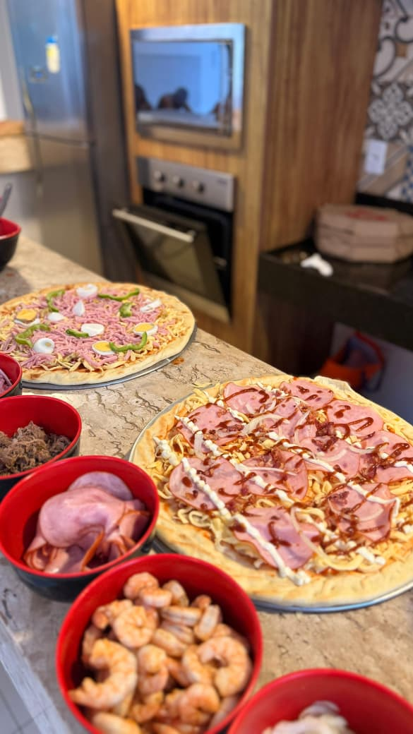 Ilha de pizzas e ingredientes